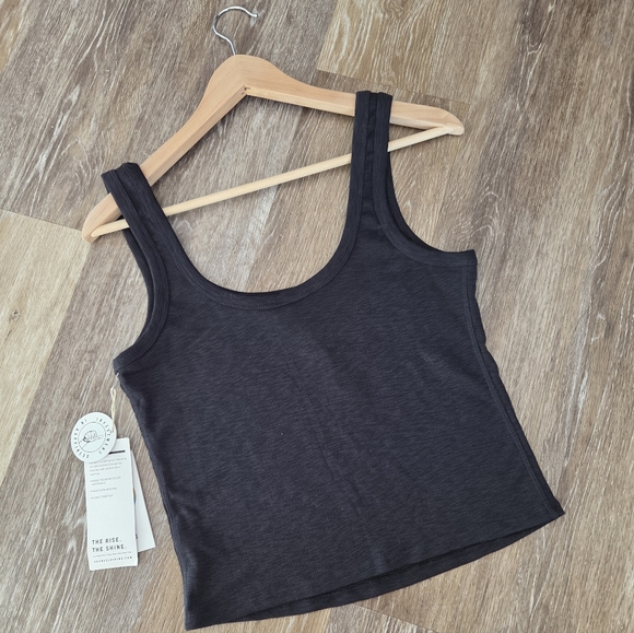Vuori Sunrise Crop Tank Top Ribbed Black NWT Slim Fit Stretch Athleisure - Picture 9 of 11